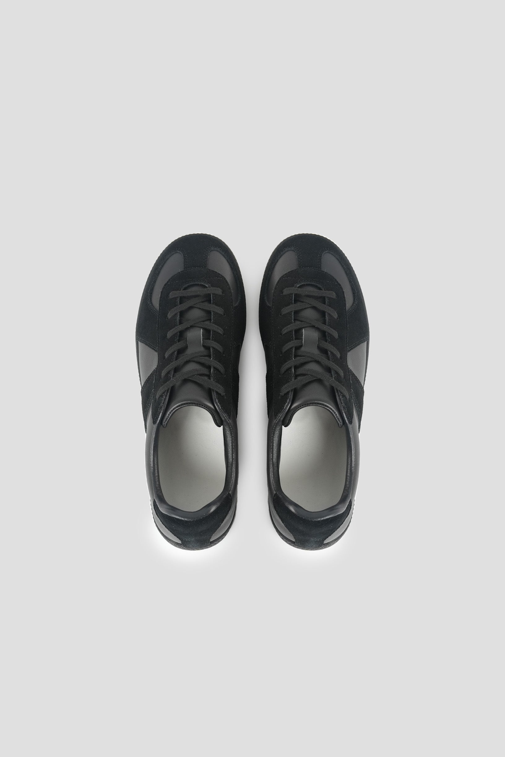 羊革を使用した、柔らかい中敷きのコンビネーションスニーカー